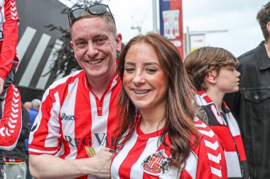 Sunderland taraftarları 24 Mayıs 2025 'te Londra' daki Wembley Stadyumu 'nda Sheffield United ile Sunderland arasındaki final maçı öncesinde stadyuma doğru yürüyorlar.