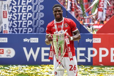 Charlton Atletizm takımından Thierry Small, 25 Mayıs 2025 'te İngiltere' nin Wembley Stadyumu 'nda oynanan Charlton Athletic - Leyton Orient maçında kupayla birlikte poz verdi.