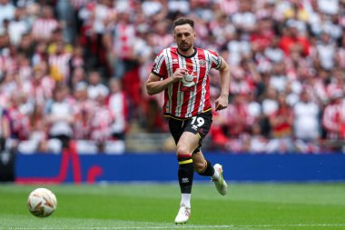 Sheffield United takımından Jack Robinson, 24 Mayıs 2025 'te Wembley Stadyumu' nda Sheffield United ile Sunderland arasındaki final maçında topu takip ediyor.