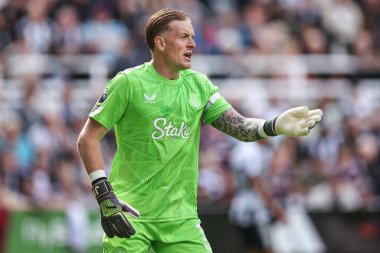 Everton 'dan Jordan Pickford, 25 Mayıs 2025' te İngiltere 'nin Newcastle şehrinde oynanan Premier League karşılaşmasında takımına talimat verir.
