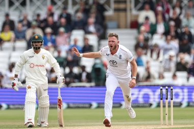 İngiltere 'den Sam Cook, 24 Mayıs 2025' te İngiltere 'nin Trent Bridge, Nottingham' da Zimbabwe 'ye karşı oynadığı Rothesay Test Maçı' nda tepki gösterdi.