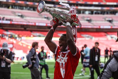 Charlton Athletic takımından Kayne Ramsay, 25 Mayıs 2025 'te İngiltere' nin Wembley Stadyumu 'nda oynanan Charlton Atletizm ve Leyton Orient maçında play-off finalini kazandı.