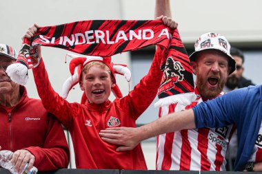 Genç Sunderland taraftarı, 24 Mayıs 2025 'te İngiltere' nin Wembley Stadyumu 'nda Sheffield United ile Sunderland arasındaki Sky Bet Şampiyonası final maçı öncesinde eşarbı tutuyor.