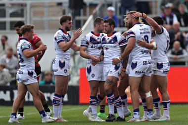 Wakefield Trinity 'den Caius Faatili, 25 Mayıs 2025' te İngiltere 'nin Wakefield kentindeki DIY Kitchens Stadyumu' nda oynanan Betfred Süper Lig karşılaşmasında şansını kutluyor.
