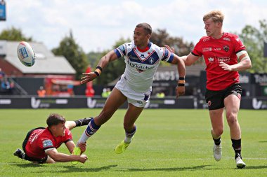 Wakefield Trinity 'nin Corey Hall of Wakefield Trinity' si, 25 Mayıs 2025 'te Wakefield, İngiltere' deki DIY Kitchens Stadyumu 'nda oynanan Wakefield Süper Ligi karşılaşmasında boşaltılıyor.