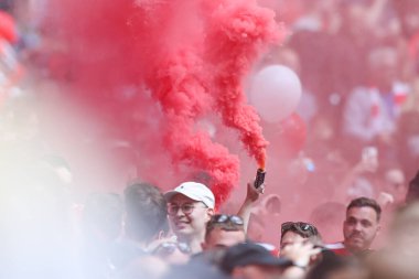 25 Mayıs 2025 'te İngiltere' nin Wembley Stadyumu 'nda oynanan Charlton Atletizm ve Leyton Orient maçında Sky Bet 1-0 öne geçtikten sonra alkış.