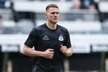 Newcastle United takımından Sven Botman, Premier League maçında maç öncesi ısınma oturumunda Newcastle United Everton 'a karşı St. James' s Park, Newcastle, İngiltere, 25 Mayıs 2025