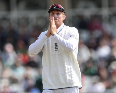İngiltere 'den Zak Crawley, 23 Mayıs 2025' te İngiltere 'nin Trent Bridge, Nottingham' da Zimbabwe 'ye karşı oynadığı Rothesay Test Maçı' nda tepki gösterdi.