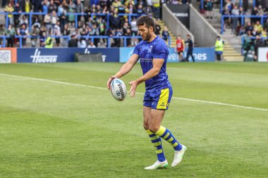 Warrington Wolves 'tan Stefan Ratchford, maç öncesi ısınma turunda 12. Betfred Süper Ligi karşılaşmasında Warrington Wolves, Hull KR' a karşı Halliwell Jones Stadyumu, Warrington, Birleşik Krallık, 23 Mayıs 2025