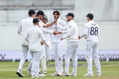 İngiltere kaptanı Ben Stokes, 24 Mayıs 2025 'te İngiltere' nin Nottingham kentindeki Trent Köprüsü 'nde oynanan Rothesay Test Maçı' nda Ben Curran 'ı İngiliz atıcı Shoaib Bashir ile yakalamayı kutluyor.