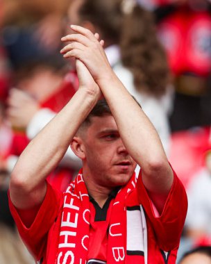 Taraftarlar George Baldock 'u 24 Mayıs 2025' te Londra 'daki Wembley Stadyumu' nda Sheffield United ile Sunderland arasındaki final maçı öncesinde alkışladılar.