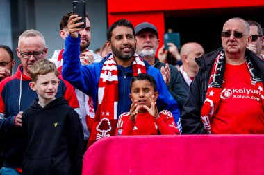 Taraftarlar Premier Lig maçından önce Nottingham Forest Chelsea 'ye karşı City Ground, Nottingham, İngiltere' de 25 Mayıs 2025 'te oynanan maçın keyfini çıkarıyorlar.