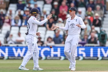 İngiltere 'den Harry Brook, 23 Mayıs 2025' te İngiltere 'nin Nottingham kentindeki Trent Köprüsü' nde oynanan Rothesay Test Maçı 'nda İngiltere' nin Ollie Pope 'u ile birlikte Zimbabwe' nin yakalanmasını kutluyor.