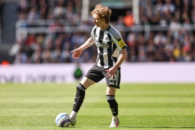 Newcastle United takımından Anthony Gordon, Premier League maçında topla birlikte Newcastle United 'a karşı Everton St.James' s Park, Newcastle, İngiltere, 25 Mayıs 2025