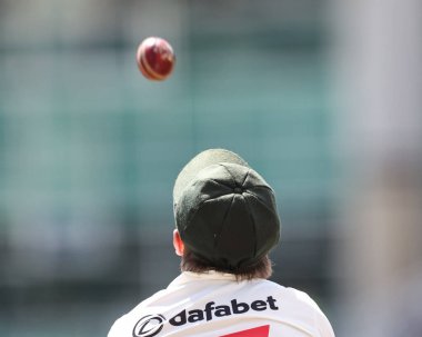 Zimbabwe 'den Ben Curran, 23 Mayıs 2025' te İngiltere 'nin Nottingham kentindeki Trent Köprüsü' nde oynanan 2. Rothesay Test Maçı 'nda İngiltere' nin kaptanı Ben Stokes 'u yakaladı.