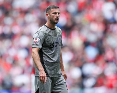 Dominic Ball of Leyton Orient, 25 Mayıs 2025 'te Wembley Stadyumu' nda Charlton Atletizm ve Leyton Orient arasında oynanan final maçı sırasında elendi.