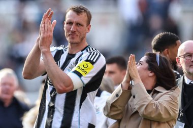 Newcastle United takımından Dan Burn, Premier League 'in 25 Mayıs 2025' te St. James 's Park, Newcastle' da oynanan Everton maçının son düdüğü sonrasında taraftarları alkışlıyor.