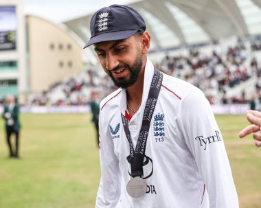 Rothesay Test Maçı 'nda İngiltere' den Shoaib Bashir, İngiltere 'den Zimbabwe' ye karşı Trent Bridge, Nottingham, 24 Mayıs 2025