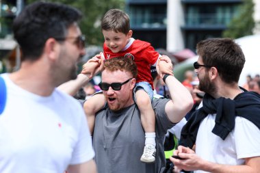 Charlton Athletic taraftarı, 25 Mayıs 2025 'te Wembley Stadyumu' nda Charlton Athletic ile Leyton Orient arasında oynanan final maçı öncesinde stadyuma geldi.