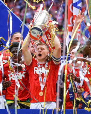 Charlton Athletic, 25 Mayıs 2025 'te Wembley Stadyumu' nda oynanan ve Charlton Athletic 'in Leyton Orient' e karşı oynadığı final maçı sonrasında Lig 1 play-off kupasını kaldırdı.