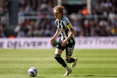 Newcastle United takımından Anthony Gordon, 25 Mayıs 2025 'te St. James' s Park, Newcastle, İngiltere 'de oynanan Premier League maçı Newcastle United ve Everton maçında topu aldı.