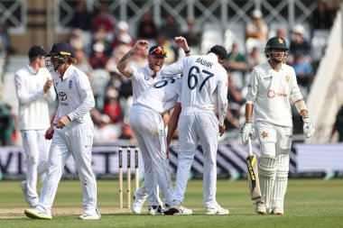 İngiltere 'den Josh Dil, 21 Mayıs 2025' te İngiltere 'nin Trent Bridge, Nottingham' da Zimbabwe 'ye karşı oynadığı Rothesay Test Maçı' nda takım arkadaşlarıyla Zimbabwe 'li Brian Bennett' in kalesini kutluyor.