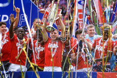 Charlton Athletic, 25 Mayıs 2025 'te Wembley Stadyumu' nda oynanan ve Charlton Athletic 'in Leyton Orient' e karşı oynadığı final maçı sonrasında Lig 1 play-off kupasını kaldırdı.