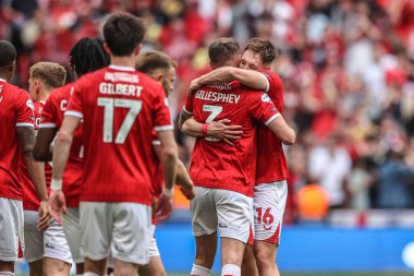 Leyton Orient takımından Jayden Sweeney, 25 Mayıs 2025 'te İngiltere' nin Wembley Stadyumu 'nda oynanan Charlton Atletizm ve Leyton Orient maçında 1-0 öne geçme golünü kutluyor.