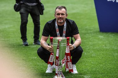 Charlton Atletizm takımının teknik direktörü Nathan Jones, 25 Mayıs 2025 'te Wembley Stadyumu' nda oynanan Charlton Atletizm ve Leyton Orient maçında kupayla birlikte poz verdi.