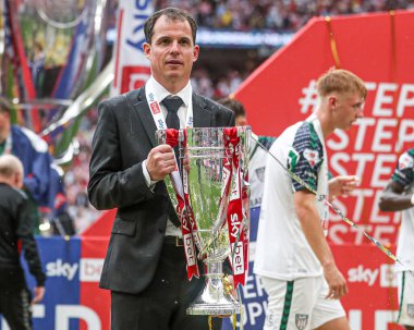 Sunderland takımının teknik direktörü Rgis Le Bris, Wembley Stadyumu 'nda Sheffield United' a karşı oynanan final maçından sonra Premier League 'e geri dönmeyi kutluyor.