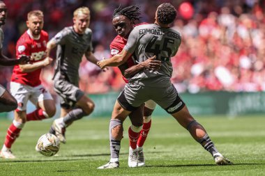 Charlton Atletizm takımından Tyreece Campbell, 25 Mayıs 2025 'te Wembley Stadyumu' nda oynanan Sky Bet 1 Playoff Finali 'nde Leyton Orient' li Rarmani Edmonds-Green 'e karşı faul yaptı.