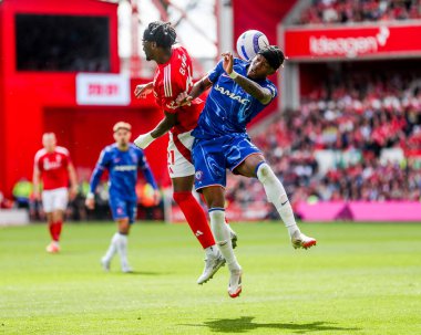 Nottingham Ormanı 'ndan Chris Wood Premier Lig maçı sırasında Chelsea' den Noni Madueke ile birlikte Nottingham Forest 'a karşı Chelsea City Ground, Nottingham, İngiltere' de 25 Mayıs 2025 'te top için atlıyor.