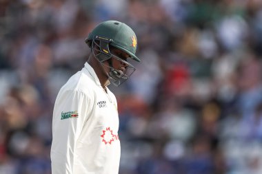 Zimbabwe 'li Lütuf Muzarabani, 23 Mayıs 2025' te İngiltere 'nin Trent Bridge, Nottingham' da Zimbabwe 'ye karşı oynadığı Rothesay Test Maçı' nda görevden alındıktan sonra oyun alanından ayrıldı.