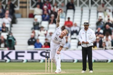 İngiltere kaptanı Ben Stokes, 24 Mayıs 202 'de İngiltere' nin Trent Bridge, Nottingham 'da Zimbabwe' ye karşı oynadığı Rothesay Test Maçı 'nda topu teslim etti.