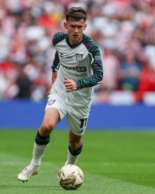 Sunderland 'dan Chris Rigg, 24 Mayıs 2025' te Wembley Stadyumu 'nda Sheffield United ile Sunderland arasındaki final maçında topu ayaklarının dibine aldı.