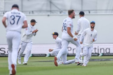 İngiltere 'den Harry Brook, İngiltere' nin Trent Bridge, Nottingham, İngiltere 'de 23 Mayıs 2025 tarihli Rothesay Test Maçı' nda Zimbabwe 'li Ben Curran' ı yakaladı.