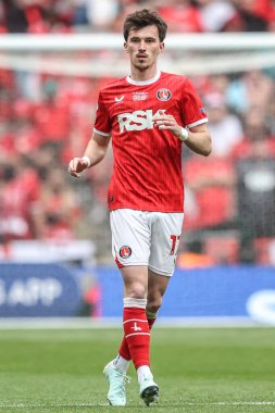Charlton Athletic takımından Alex Gilbert 25 Mayıs 2025 'te Wembley Stadyumu' nda Charlton Athletic ile Leyton Orient arasında oynanan final maçında