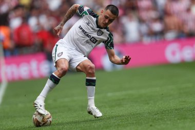 Sunderland 'dan Enzo Le Fe 24 Mayıs 2025' te Wembley Stadyumu 'nda Sheffield United ile Sunderland arasındaki final maçında topu kontrol ediyor.