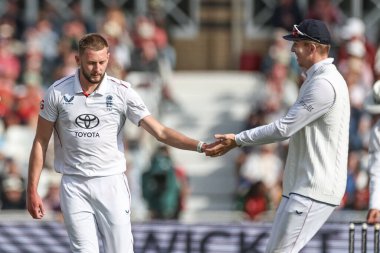 İngiltere 'den Gus Atkinson, 23 Mayıs 2025' te İngiltere 'nin Trent Köprüsü, Nottingham' da oynanan Rothesay Test Maçı 2. Günü 'nde Blessing Muzarabani' nin kalesini kutluyor.