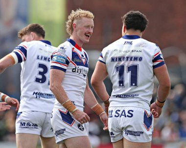 Wakefield Trinity 'den Seth Nikotemo, Wakefield Süper Lig karşılaşmasında Wakefield Trinity' nin Salford Red Devils 'e karşı oynadığı DIY Kitchens Stadyumu, Wakefield, Birleşik Krallık' ta 25 Mayıs 2025 'te Wakefield Trinity ile yaptığı maçı kutluyor.