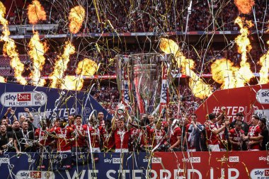Charlton Athletic, 25 Mayıs 2025 'te Wembley Stadyumu, Londra' da oynanan ve Leyton Orient 'e karşı oynanan Sky Bet 1 playoff final maçında Lig Bir Playoff Final Kupası' nı kaldırdı.