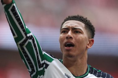 Sunderland 'dan Jobe Bellingham, 24 Mayıs 2025' te İngiltere 'nin Wembley Stadyumu' nda oynanan ve Sheffield United 'ın Sunderland' a karşı oynadığı final maçından sonra Premier Lig 'e geri dönüşünü kutluyor.