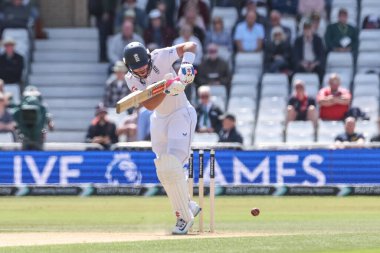 İngiltere 'den Ollie Pope topa tek koşu için vuruyor ve İngiltere' yi Rothesay Test Maçı 2. Gün İngiltere-Zimbabwe maçı sırasında 23 Mayıs 2025 'te Trent Bridge, Nottingham, İngiltere' de 500 koşuya çıkarıyor.