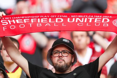 Taraftarlar George Baldock 'u 24 Mayıs 2025' te Londra 'daki Wembley Stadyumu' nda Sheffield United ile Sunderland arasındaki final maçı öncesinde alkışladılar.