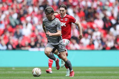 Leyton Orient takımından Ollie O 'Neill, 25 Mayıs 2025' te Wembley Stadyumu 'nda oynanan Charlton Atletizm ve Leyton Orient maçında süzülüyor.