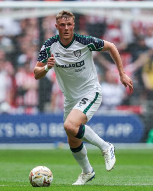 Sunderland 'dan Daniel Ballard 24 Mayıs 2025' te Wembley Stadyumu 'nda Sheffield United ile Sunderland arasındaki final maçında öne doğru süzülüyor.