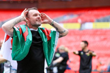 Charlton Athletic 'in teknik direktörü, 25 Mayıs 2025' te Wembley Stadyumu 'nda oynanan Sky Bet 1 Playoff final maçı sonrası Sky Bet Şampiyonası' na terfisini kutluyor.