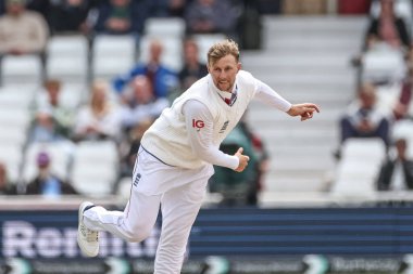 İngiltere 'den Joe Root, 24 Mayıs 2025' te İngiltere 'nin Trent Bridge, Nottingham' da Zimbabwe 'ye karşı oynadığı Rothesay Test Maçı' nda topu teslim ediyor.