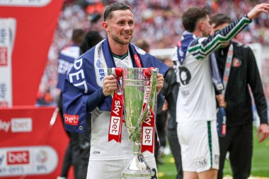 Sunderland 'dan Alan Browne, İngiltere' nin Wembley Stadyumu 'nda oynanan Sky Bet Şampiyonası Playoff Finali' nin ardından Premier League 'e geri döndüğü şampiyonluk play-off kupasını kutluyor.