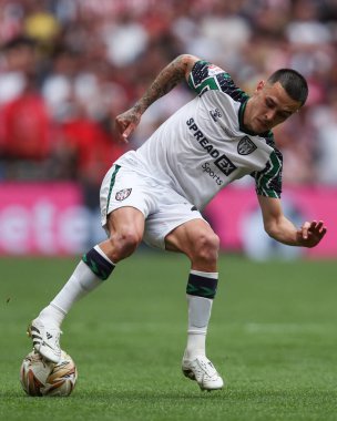 Sunderland 'dan Enzo Le Fe 24 Mayıs 2025' te Wembley Stadyumu 'nda Sheffield United ile Sunderland arasındaki final maçında topu kontrol ediyor.